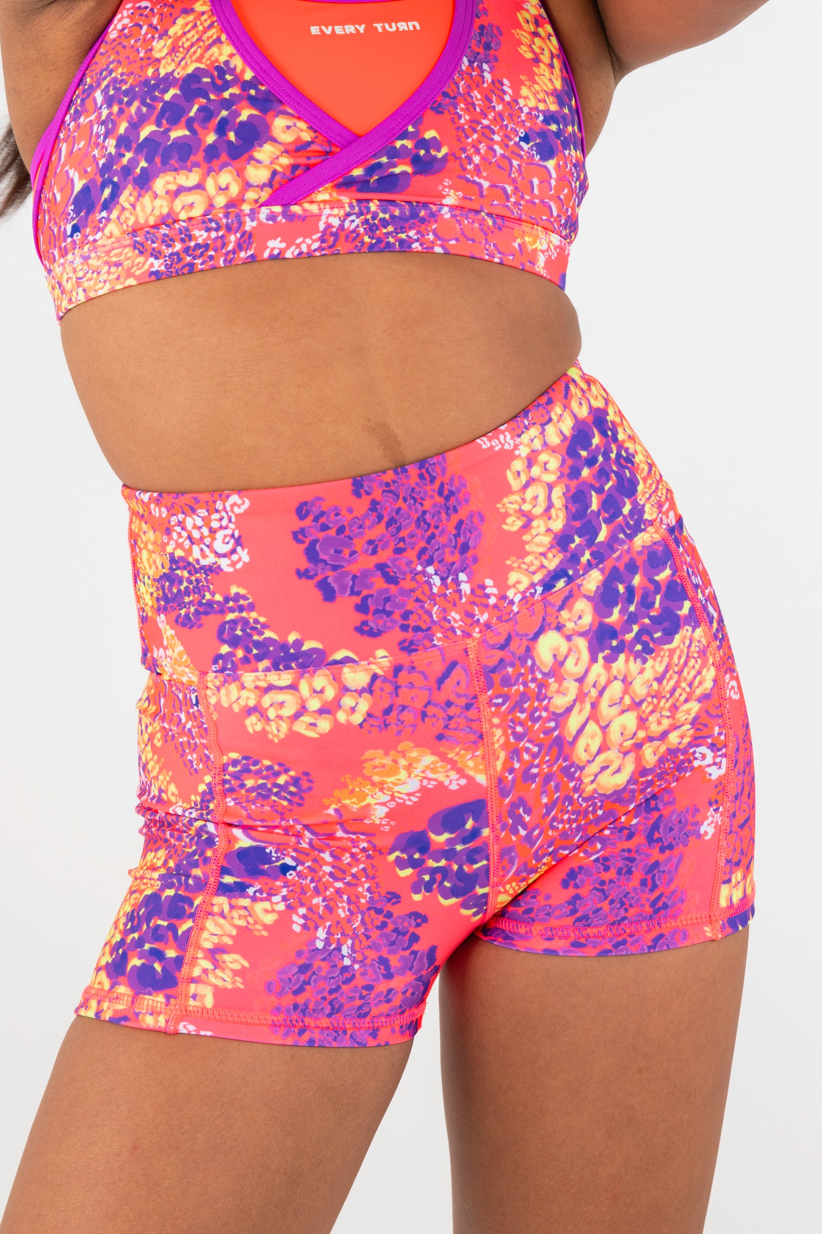 シャルボン LEOPARD 10 POCKETS SHORT LEGGINGS Leopard Biker Short Shorts in Leopard – Carbon38